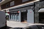 Retail for rent at Calle Aviador Zorita, 39, Tetuán, Madrid, 28020 with window, car, vehicle, building, automotive lighting, automotive design, architecture, motor vehicle, automotive tire and automotive exterior around