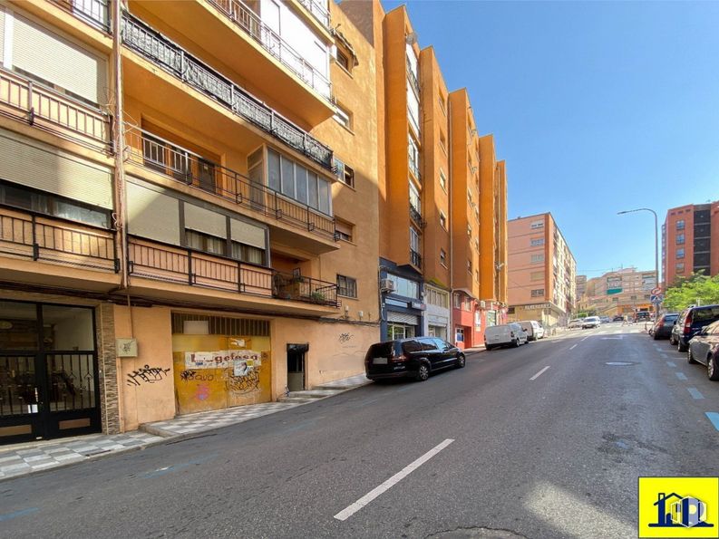 Industrial for sale & for rent at Centro urbano, Cuenca, 16004 with building, car, property, window, infrastructure, sky, road surface, urban design, architecture and asphalt around