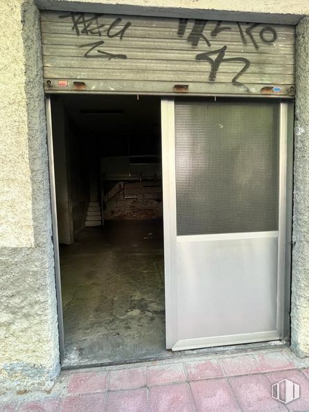 Local en venta en Calle Gerona, 2, Fuenlabrada, Madrid, 28945 con accesorio, puerta, madera, gas, fachada, material compuesto, superficie de la carretera, hormigón, material de construcción y ladrillo alrededor