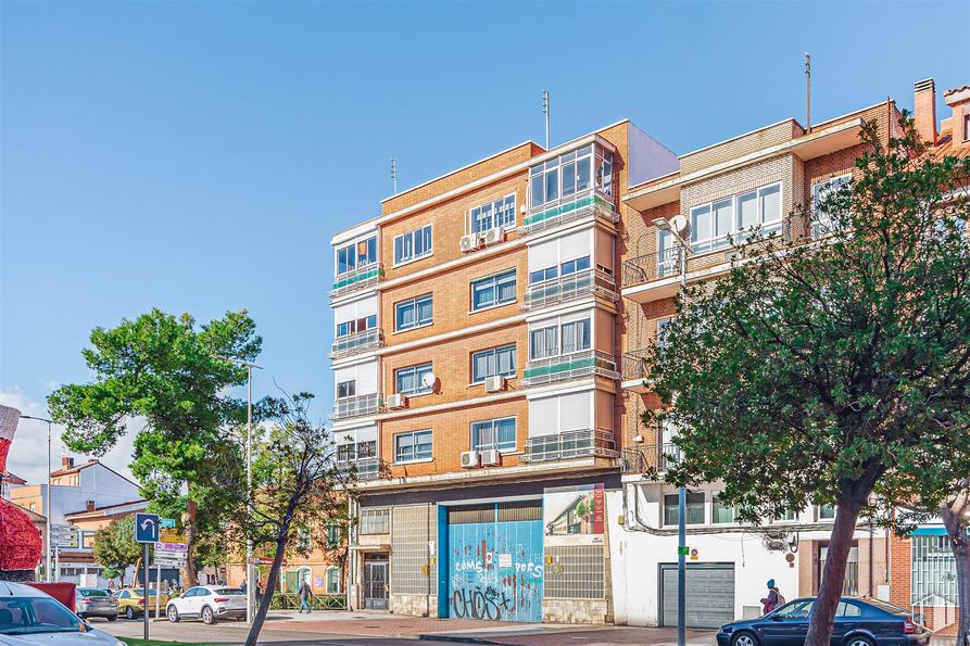 Local en alquiler en Avenida Constitución, 85, Torrejón de Ardoz, Madrid, 28850 con coche, edificio, cielo, ventana, azul, rueda, neumático, vehículo, árbol y diseño urbano alrededor