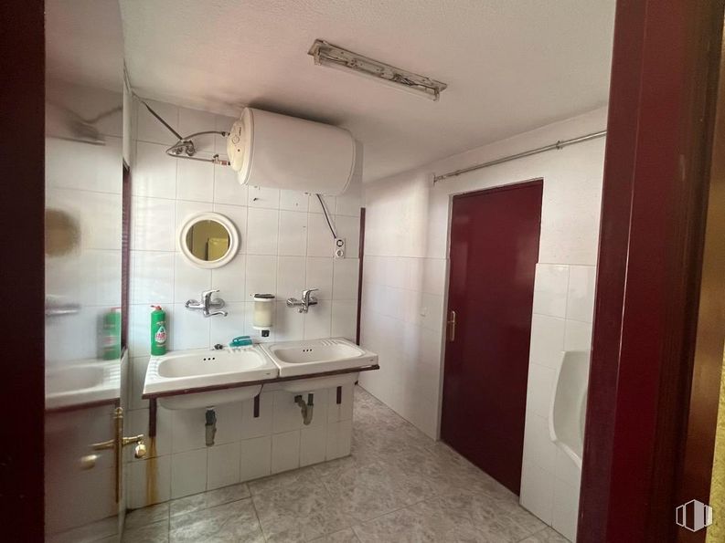 Industrial for sale at Polígono Industrial El Guijar, Arganda del Rey, Madrid, 28500 with sink, tap, mirror, plumbing fixture, bathroom sink, building, bathroom, lighting, wood and interior design around