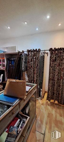 Local en venta en Avenida España, Majadahonda, Madrid, 28220 con bolso, producto, textil, madera, edificio, suelo, estante, percha, suelos y madera dura alrededor