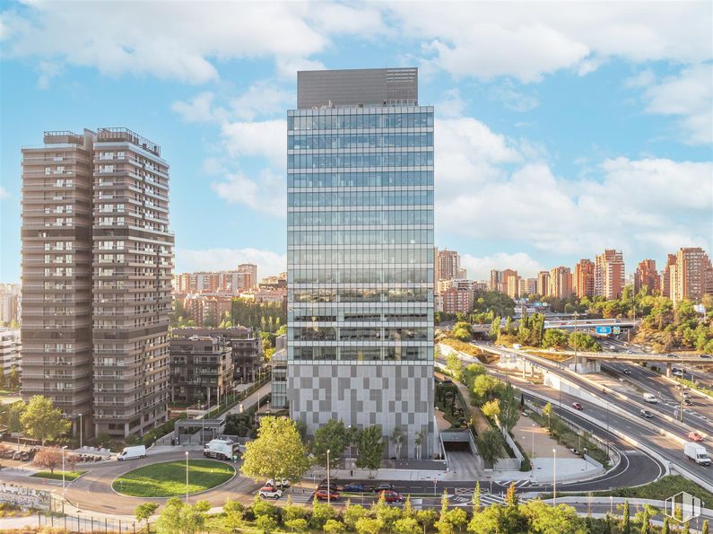 Oficina en alquiler en Torre Chamartín, Calle Dulce Chacón, 55, Hortaleza, Madrid, 28050 con edificio, nube, planta, cielo, rascacielos, árbol, diseño urbano, bloque de pisos, condominio y barrio alrededor