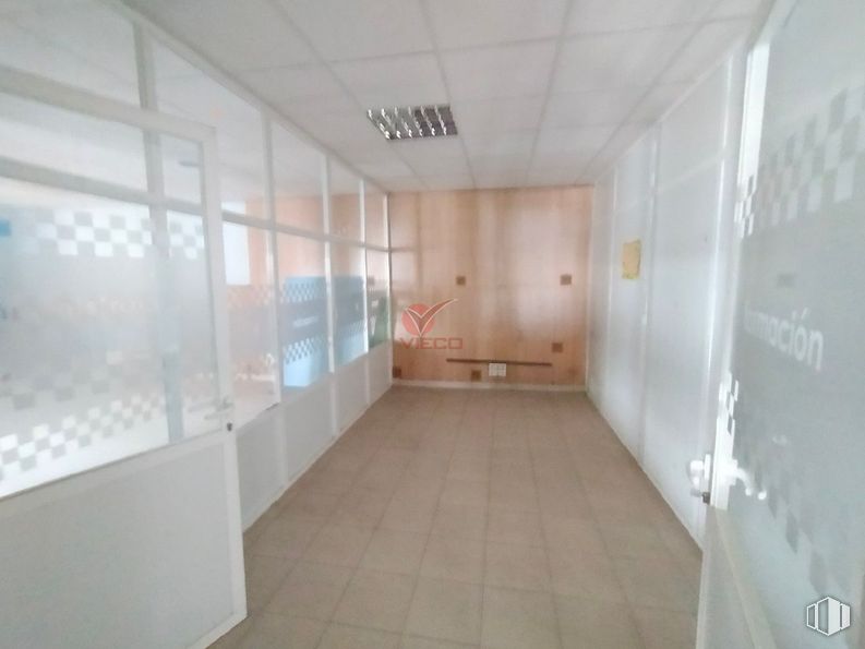 Retail for sale at Zona Reyes Católicos, Cuenca, 16003 with light fixture, flooring, floor, ceiling, interior design, glass, transparency, tile flooring, building material and tile around