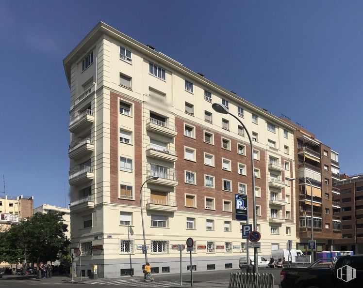 Oficina en alquiler en Calle Antonia Mercé, 2, Salamanca, Madrid, 28009 con edificio, cielo, ventana, tiempo de día, bloque de pisos, diseño urbano, vecindario, condominio, propiedad material y edificio comercial alrededor