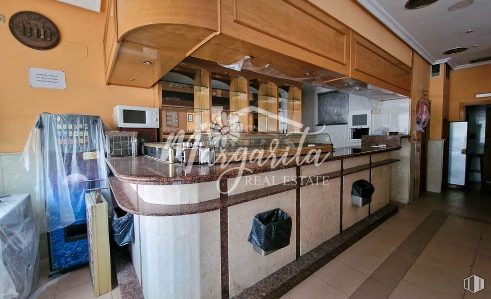 Local en venta en Barrio Atalaya, Ciudad Lineal, Madrid, 28033 con bolsa, propiedad, ebanistería, cocina, madera, interiorismo, encimera, edificio, aparato de cocina y suelo alrededor