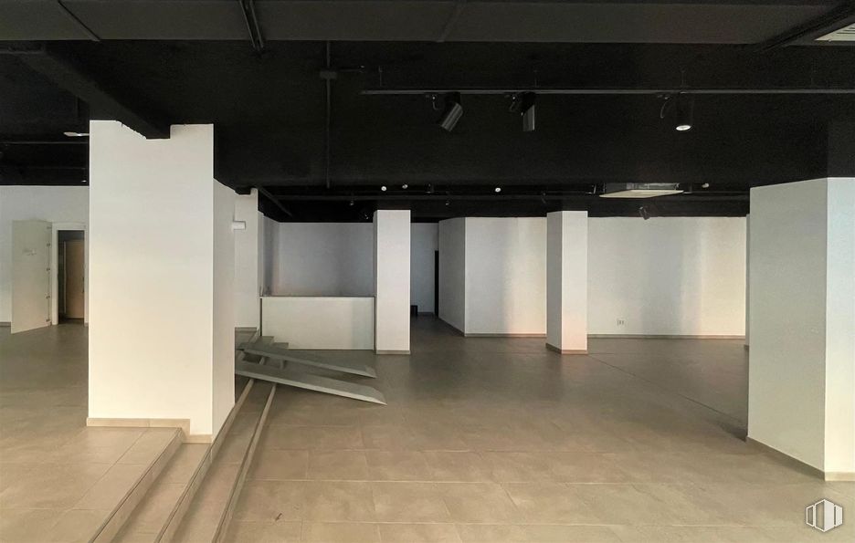 Retail for rent at Calle Ercilla, Arganzuela, Madrid, 28005 with flooring, floor, ceiling, composite material, column, transparency, concrete, tile flooring, hall and light fixture around