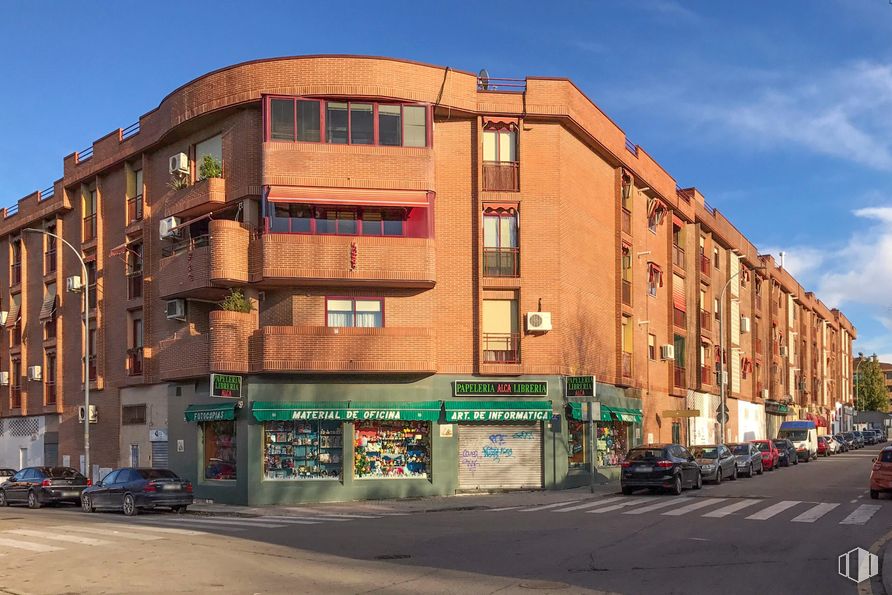 Local en venta en Calle Getafe, Parla, Madrid, 28981 con coche, edificio, ventana, cielo, rueda, nube, neumático, diseño urbano, luz de la calle y condominio alrededor