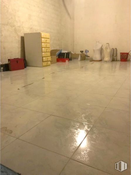 Retail for rent at Calle Emilio Sánchez Vera, Cuenca, 16002 with luggage & bags, packaged goods, house, wood, tile flooring, flooring, floor, rectangle, hardwood and road surface around