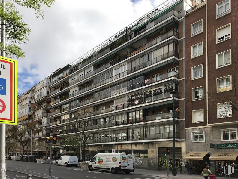 Local en venta en Calle Santa Engracia, 132, Chamberí, Madrid, 28003 con camioneta, edificio, propiedad, neumático, coche, ventana, nube, cielo, rueda y infraestructura alrededor