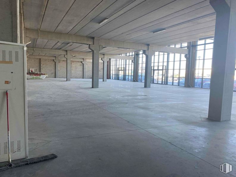 Industrial for sale & for rent at Calle Francisco Alonso, 3  DUPLICADO, Alcalá de Henares, Madrid, 28806 with hall, floor, flooring, fixture, shade, gas, ceiling, glass, column and city around