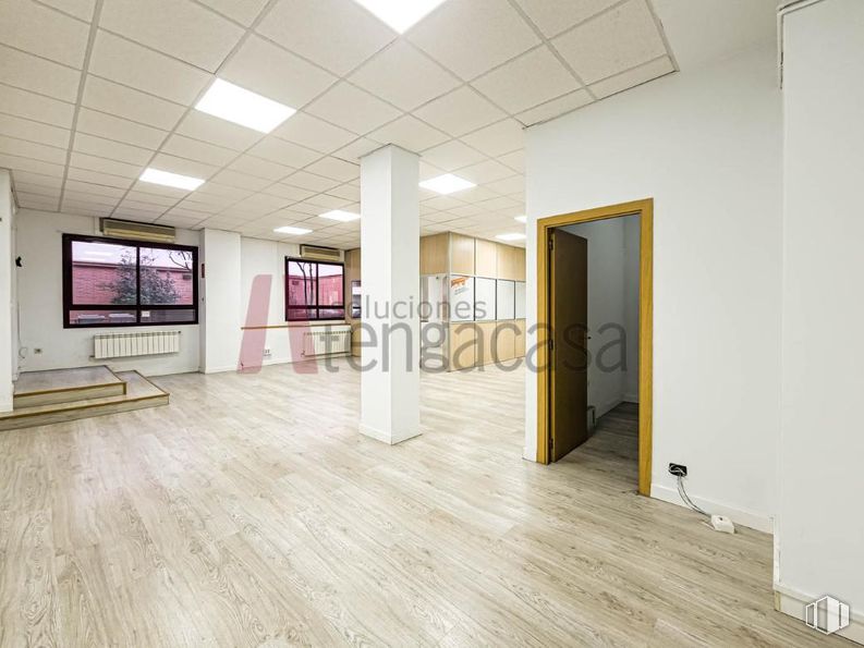 Oficina en alquiler en Calle Azcona, Salamanca, Madrid, 28028 con televisión, lámpara, alumbrado, madera, accesorio, hall, interiorismo, suelos, suelo laminado y suelo alrededor