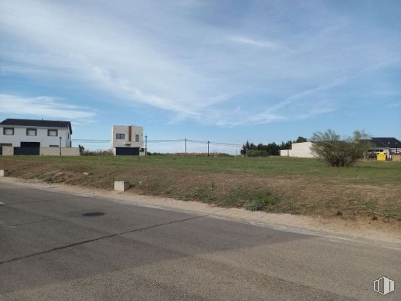 Land for sale at Calle Almendrales, Valmojado, Toledo, 45940 with house, cloud, sky, plant, building, road surface, asphalt, land lot, window and residential area around