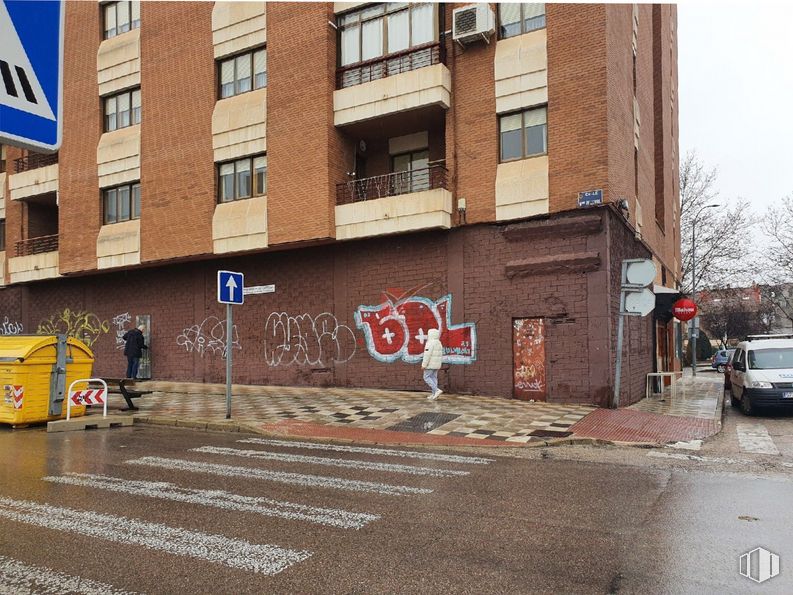 Retail for sale at Centro, Cuenca, 16004 with building, car, person, property, window, plant, asphalt, road surface, architecture and flag around