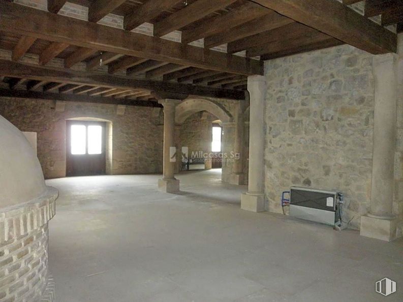 Retail for sale at Zona Centro, Sepúlveda, Segovia, 40300 with window, wood, house, floor, flooring, beam, building, hall, ceiling and concrete around