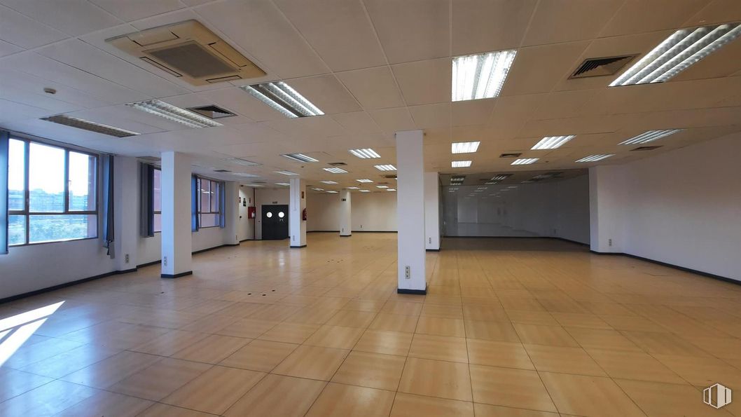 Office for rent at Calle Méndez Álvaro, 9 , Arganzuela, Madrid, 28045 with window, fixture, flooring, building, floor, material property, hall, tile flooring, ceiling and glass around