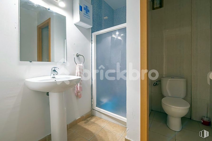 Retail for sale at Calle Juan Francisco Pascual, 2, Hortaleza, Madrid, 28033 with toilet, mirror, plumbing fixture, tap, sink, bathroom sink, bathroom, blue, purple and fixture around