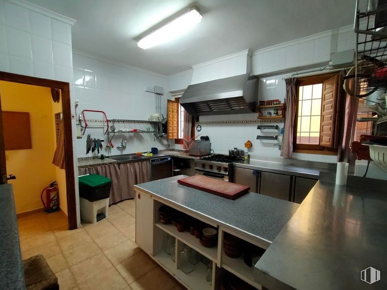 Local en venta en Centro, Huete, Cuenca, 16540 con alumbrado, lámpara, cocina, mueble, aparato de cocina, encimera, electrodoméstico, suelos, techo y ebanistería alrededor