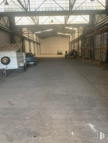 Industrial for rent at Calle Pirotecnia, 37, Vicálvaro, Madrid, 28052 with ladder, floor, automotive parking light, parking, parking lot, hall, automotive tail & brake light, warehouse and subcompact car around