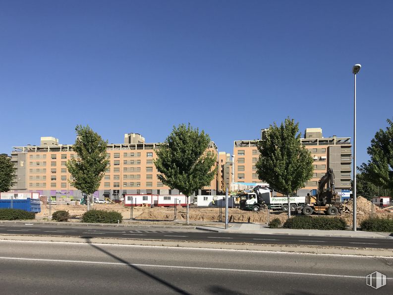 Retail for sale & for rent at Calle Valcarlos, 17, Fuencarral - El Pardo, Madrid, 28050 with building, sky, tree, street light, road surface, urban design, asphalt, thoroughfare, window and city around