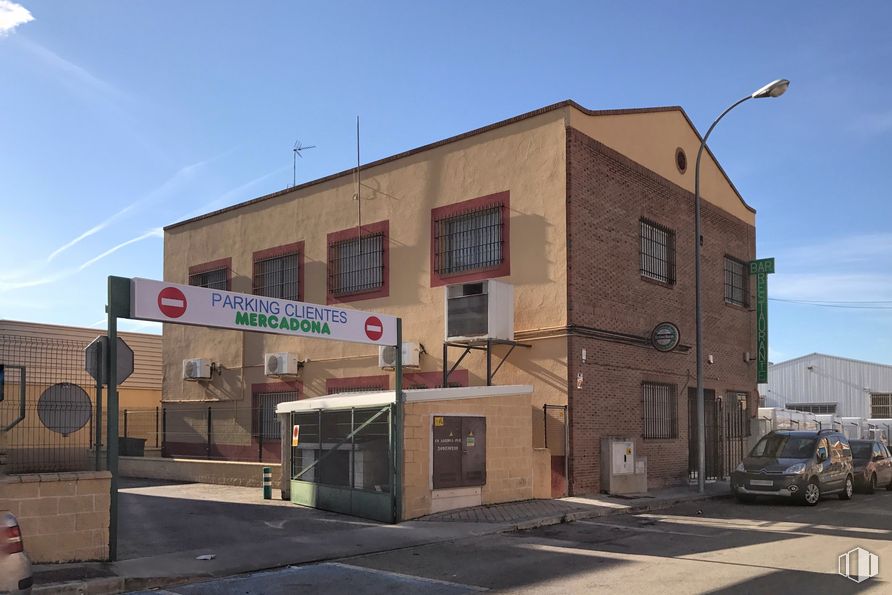 Local en venta en Calle Abedul, 4, Fuenlabrada, Madrid, 28942 con edificio, coche, ventana, cielo, luz de la calle, nube, neumático, vehículo, rueda y edificio comercial alrededor