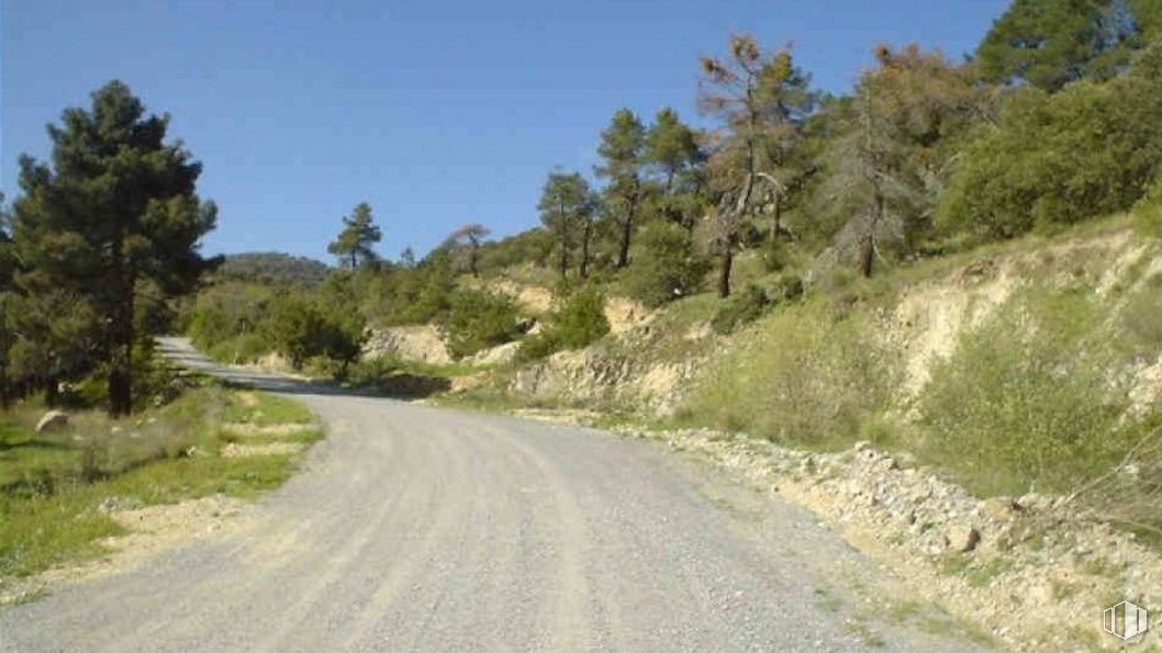 Land for sale at Urbanización Montevegas, Fase III, parcela H, Vegas de Matute, Segovia, 40423 with plant, sky, tree, natural landscape, road surface, asphalt, mountain, grass, thoroughfare and landscape around