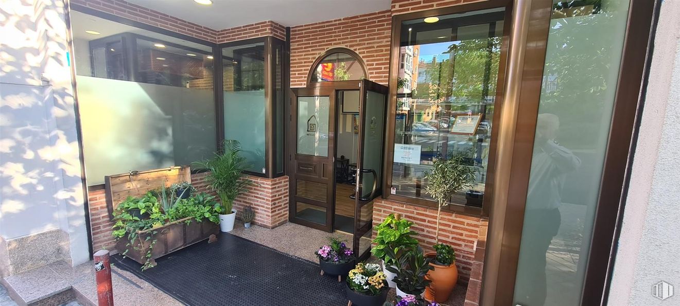 Retail for rent at Calle Francisco Silvano, Hortaleza, Madrid, 28043 with door, flowerpot, brick, houseplant, brickwork, glass, iron, home door and cleanliness around