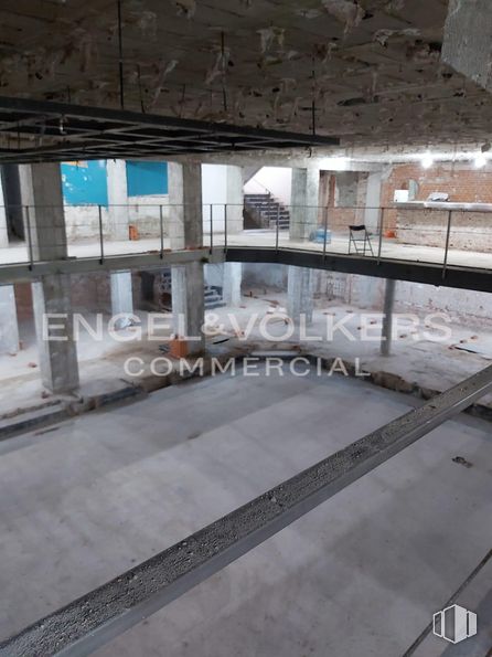 Retail for sale at Calle de Cea Bermúdez, Chamberí, Madrid, 28003 with gas, composite material, flooring, beam, building, concrete, ceiling, city, roof and wood around