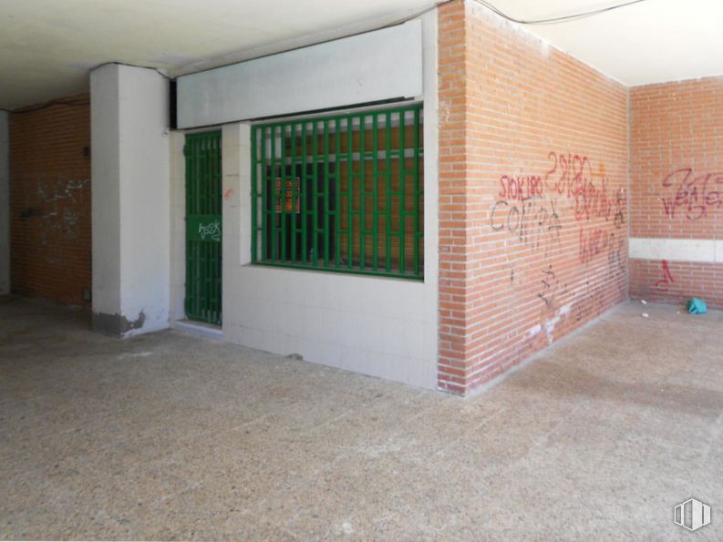 Retail for sale at Calle Doctor Hidalgo Huertas, Torrelaguna, Madrid, 28180 with window, property, wood, shade, flooring, floor, building, wall, composite material and paint around