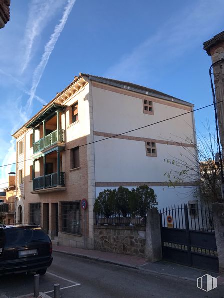 Retail for sale at Calle Eusebio Guadalix, 45, Miraflores de la Sierra, Madrid, 28792 with car, building, sky, cloud, vehicle, window, neighbourhood, residential area, urban design and wall around