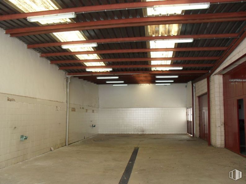 Industrial for sale & for rent at Polígono Industrial Sur, Colmenar Viejo, Madrid, 28770 with light fixture, lighting, wood, hall, flooring, floor, building, ceiling, beam and window around