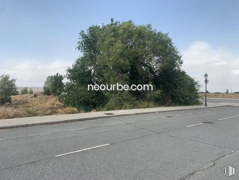 Land for sale at Calle Albacete, Ávila, 05004 with sky, cloud, plant, road surface, tree, asphalt, land lot, tar, natural landscape and grass around