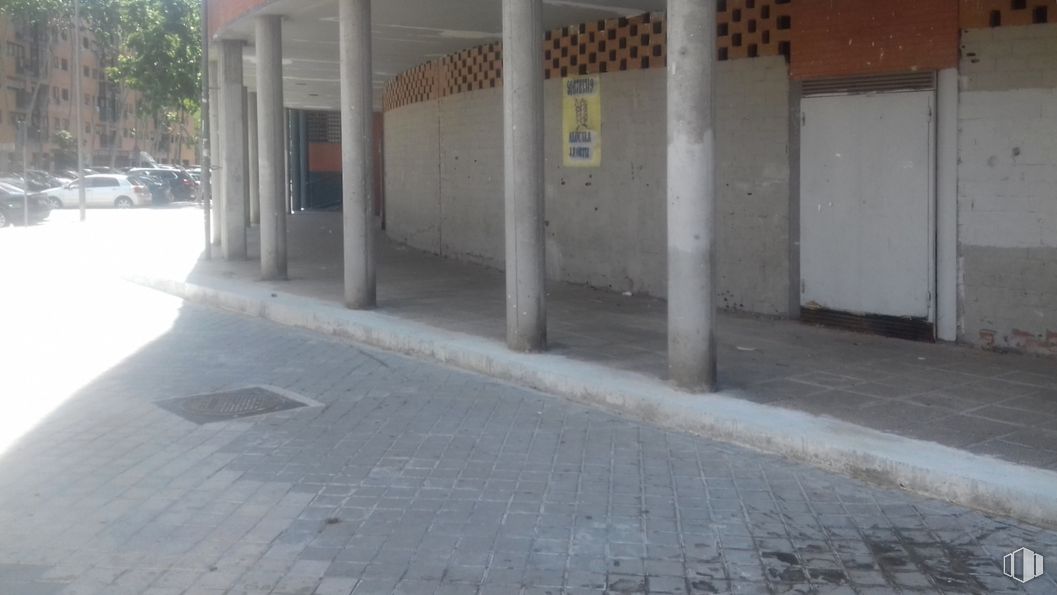 Local en alquiler y venta en Calle Cañada, Torrejón de Ardoz, Madrid, 28850 con edificio, superficie de carretera, asfalto, piso, suelo, material compuesto, gas, acera, carretera y material de construcción alrededor