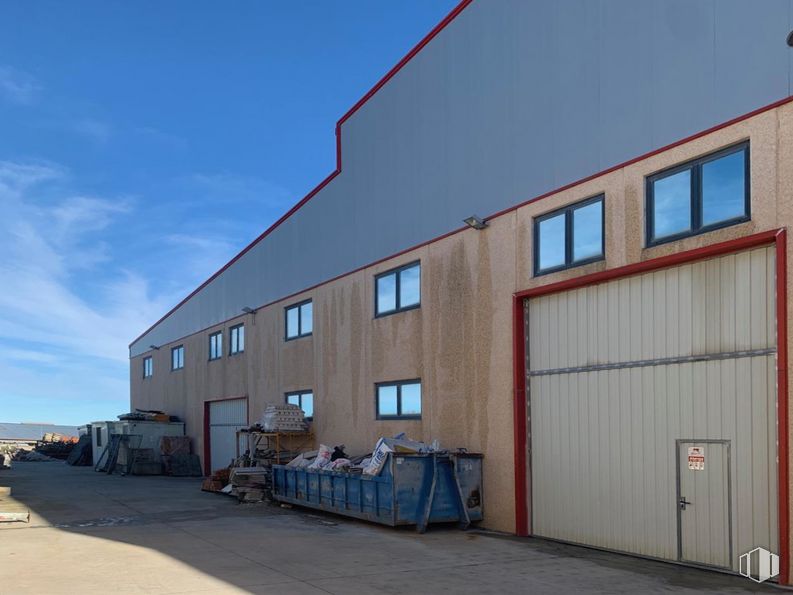 Industrial for sale at Polígono Vicolozano, Ávila, 05194 with window, door, building, property, sky, asphalt, cloud, architecture, road surface and tire around