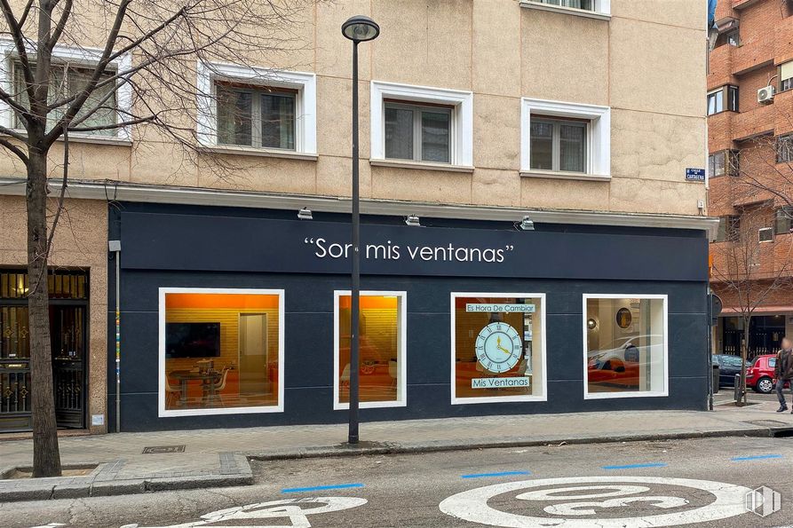 Retail for sale at Zona Guindalera, Salamanca, Madrid, 28028 with window, door, building, tree, wall, road surface, facade, font, city and sidewalk around