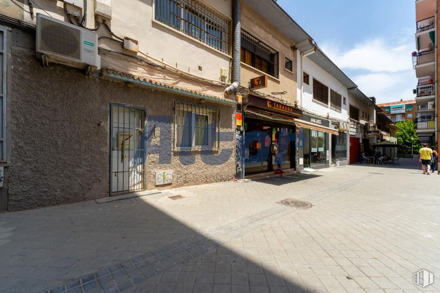 Local en venta en Calle Luis Ruiz, Ciudad Lineal, Madrid, 28017 con ventana, cielo, edificio, nube, superficie de la carretera, diseño urbano, fachada, acera, carretera y ciudad alrededor