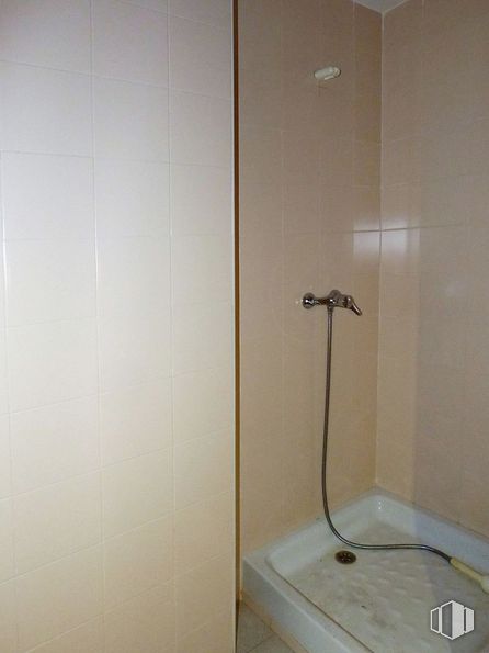 Retail for rent at Zona Arroyo Culebro, Leganés, Madrid, 28914 with shower head, handle, fixture, wood, household hardware, flooring, rectangle, floor, door and household supply around