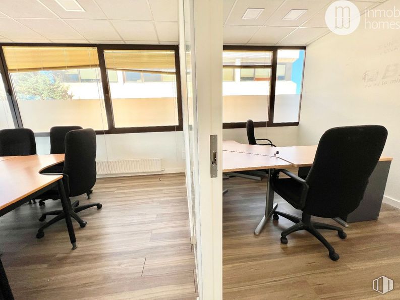 Oficina en alquiler en Carretera A Coruña Km 18,20, Las Rozas de Madrid, Madrid, 28230 con silla, mesa, mueble, edificio, silla de oficina, ventana, accesorio, madera, diseño de interiores y pavimentos alrededor