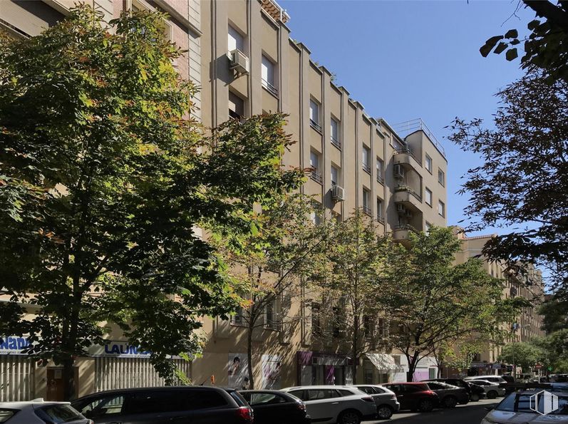 Retail for sale at Calle Ayala, 93, Salamanca, Madrid, 28006 with car, building, daytime, window, apartment, urban area, city, residential area, neighbourhood and town around