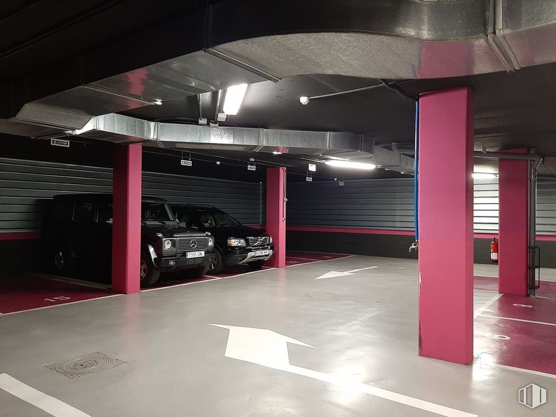 Oficina en alquiler en Paseo Castellana, 55, Chamberí, Madrid, 28046 con luz de estacionamiento automotriz, vehículo, neumático, coche, iluminación automotriz, rueda, edificio, diseño automotriz, diseño de interiores y exterior automotriz alrededor