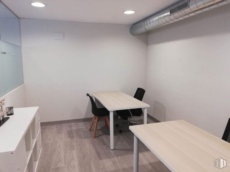 Oficina en alquiler en Zona Bravo Murillo Lopéz de Haro, Tetuán, Madrid, 28020 con ebanistería, silla, mesa, mesa, propiedad, mueble, interiorismo, suelo, madera y suelos alrededor