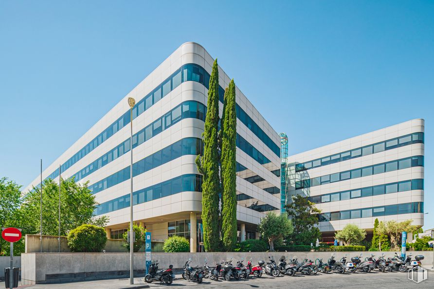 Oficina en alquiler en Calle Albasanz, 16, San Blas - Canillejas, Madrid, 28037 con edificio, cielo, planta, árbol, bloque torre, diseño urbano, condominio, casa, barrio y zona residencial alrededor