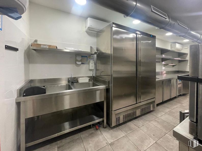 Local en venta en Zona Palos de la Frontera, Arganzuela, Madrid, 28045 con refrigerador, fregadero, edificio, ebanistería, encimera, cocina, grifo, interiorismo, suelos y accesorios de fontanería alrededor