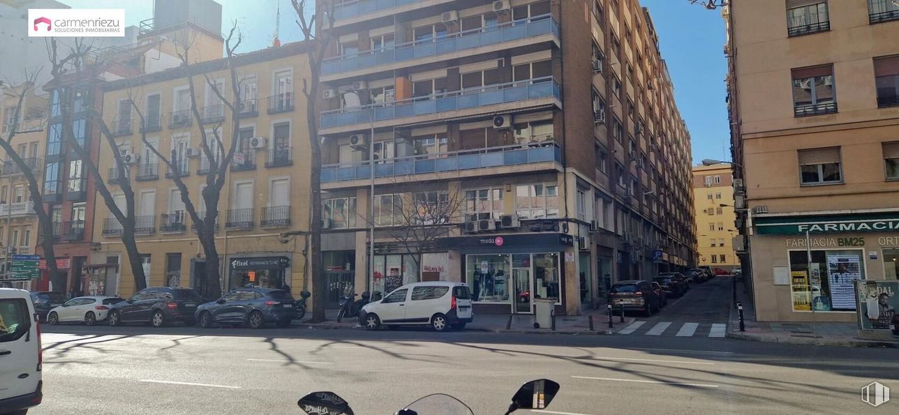 Retail for sale at Calle Bravo Murillo, 23, Chamberí, Madrid, 28015 with building, wheel, tire, window, car, vehicle, mode of transport, urban design, motor vehicle and road surface around