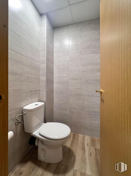 Local en venta en Zona ayuntamiento, Humanes de Madrid, Madrid, 28970 con inodoro, propiedad, cuarto de baño, accesorio, madera, interiorismo, arquitectura, suelos, suelo y edificio alrededor