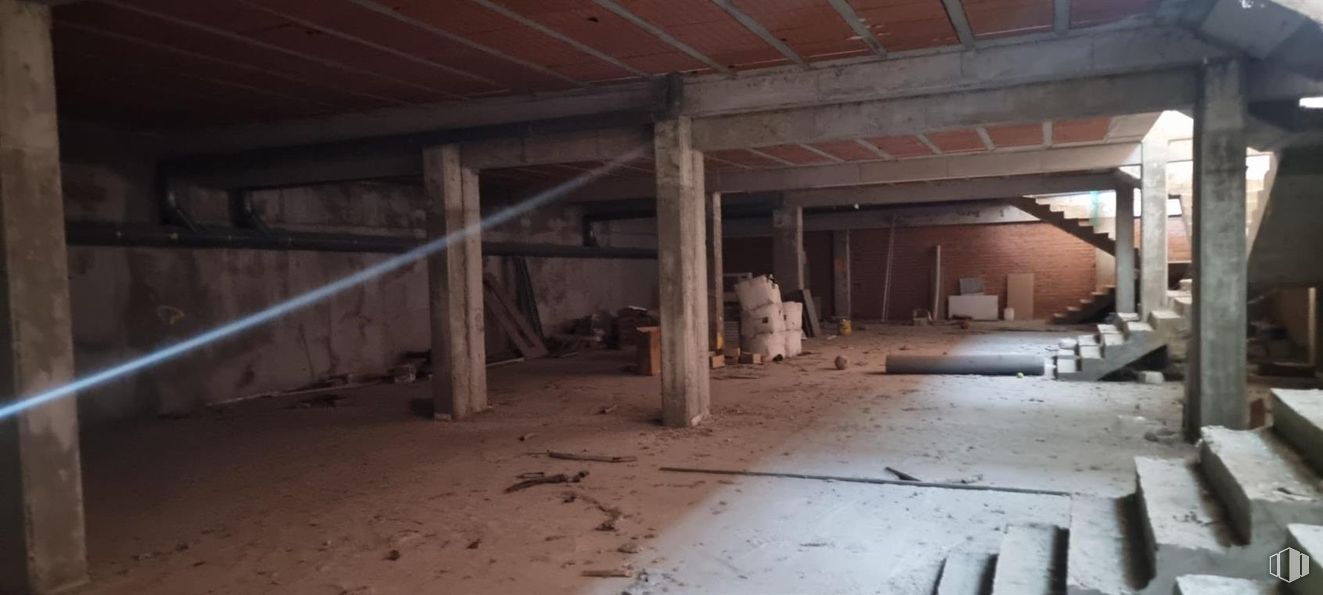 Retail for sale at Calle San Roque, 13, Ajalvir, Madrid, 28864 with floor, ceiling, flooring, composite material, concrete, building material, beam, basement, brick and hall around