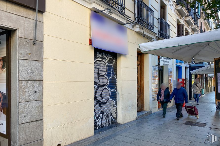 Local en alquiler y venta en Calle Fuencarral, Centro, Madrid, 28004 con persona, equipaje y bolsos, durante el día, edificio, arquitectura, superficie de la carretera, barrio, acera, pared y fachada alrededor