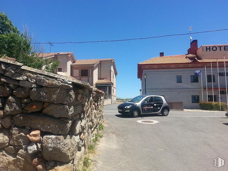 Land for sale at Casco antiguo, Ávila, 05194 with car, building, sky, plant, tire, wheel, vehicle, window, motor vehicle and house around