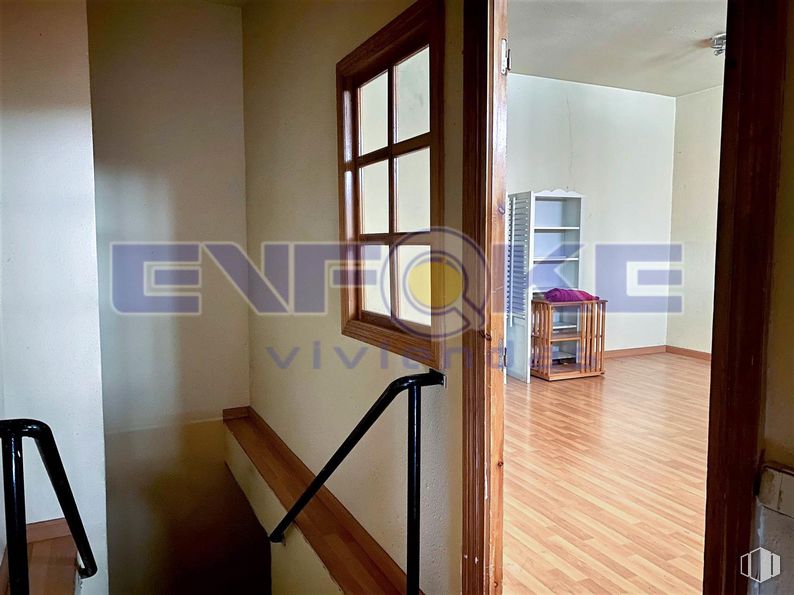 Local en venta en Calle Corregidor Juan Francisco de Luján, Moratalaz, Madrid, 28030 con mueble, ventana, accesorio, madera, suelo, hall, suelos, madera dura, tinte para madera y edificio alrededor