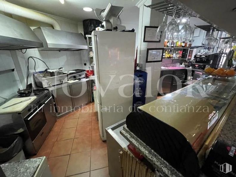 Retail for rent at Zona Norte - Universidad, Móstoles, Madrid, 28933 with refrigerator, furniture, home appliance, automotive design, interior design, building, machine, flooring, motor vehicle and room around